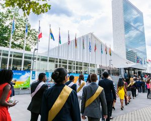 Delegados de la juventud de 42 países ingresando a la sede de Naciones Unidas en Nueva York