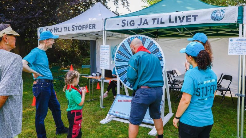 Scientology volunteers at Health Fair in Denmark do their part before International Overdose Awareness Day